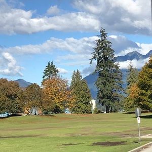 Meet your Posher, Laurie